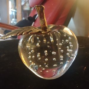 Controlled bubble glass paperweight